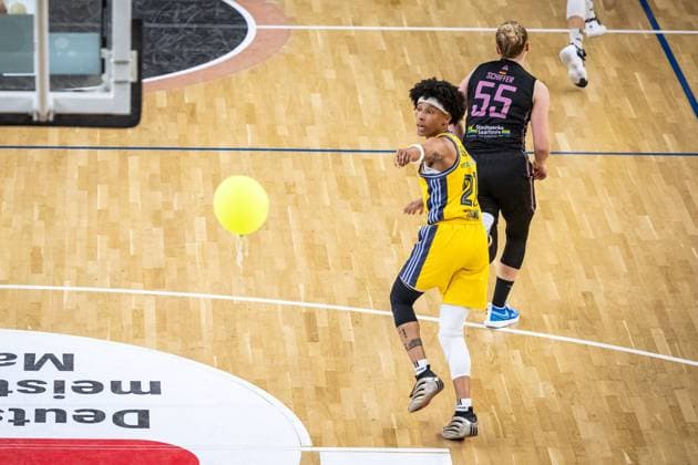 Basketball Berlin 15.04.2025 Saison 2024 2025 Toyota Damen Basketball Bundesliga 1. Bundesliga Playoffs Halbfinale Spiel 5 Alba Berlin - Saarlouis Royals Deeshyra Thomas (Alba, No.21) Ballon
