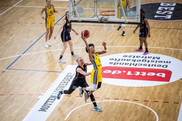 Basketball Berlin 15.04.2025 Saison 2024 2025 Toyota Damen Basketball Bundesliga 1. Bundesliga Playoffs Halbfinale Spiel 5 Alba Berlin - Saarlouis Royals Deeshyra Thomas (Alba, No.21) Hayley Frank (Saarlouis, No.43)