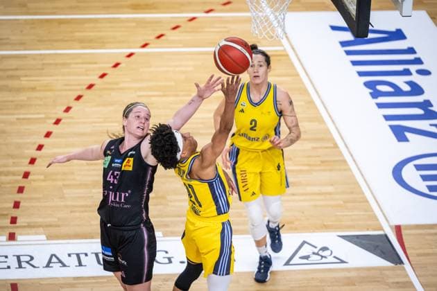 Basketball Berlin 15.04.2025 Saison 2024 2025 Toyota Damen Basketball Bundesliga 1. Bundesliga Playoffs Halbfinale Spiel 5 Alba Berlin - Saarlouis Royals Deeshyra Thomas (Alba, No.21) Hayley Frank (Saarlouis, No.43)