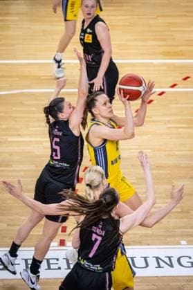 Basketball Berlin 15.04.2025 Saison 2024 2025 Toyota Damen Basketball Bundesliga 1. Bundesliga Playoffs Halbfinale Spiel 5 Alba Berlin - Saarlouis Royals Lena Gohlisch (Alba, No.12) Magaly Meynadier (Saarlouis, No.05)