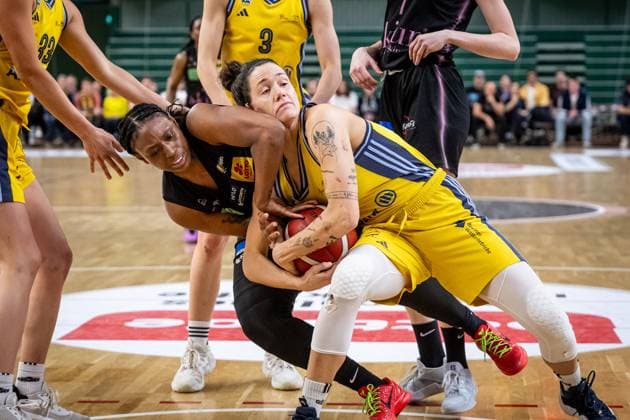 Sport Bilder des Tages Basketball Berlin 15.04.2025 Saison 2024 2025 Toyota Damen Basketball Bundesliga 1. Bundesliga Playoffs Halbfinale Spiel 5 Alba Berlin - Saarlouis Royals Stefanie Grigoleit (Alba, No.02) Erika Davenport (Saarlouis, No.12)