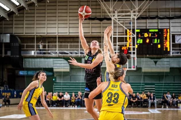 Basketball Berlin 15.04.2025 Saison 2024 2025 Toyota Damen Basketball Bundesliga 1. Bundesliga Playoffs Halbfinale Spiel 5 Alba Berlin - Saarlouis Royals Gabija Meskonyte (Saarlouis, No.17) Stefanie Grigoleit (Alba, No.02)