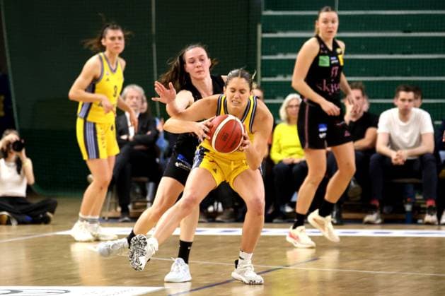 DEU, easyCredit DBBL, ALBA vs. SAARLOUIS ROYALS, 15.04.2025, Soemmeringhalle, Berlin, DEU, easyCredit DBBL, ALBA vs. SAARLOUIS ROYALS, im Bild Emily Kiser (ALBA Berlin 33), Marusa Senicar (Saarlouis 7) Foto: Juergen Engler nordphoto GmbH