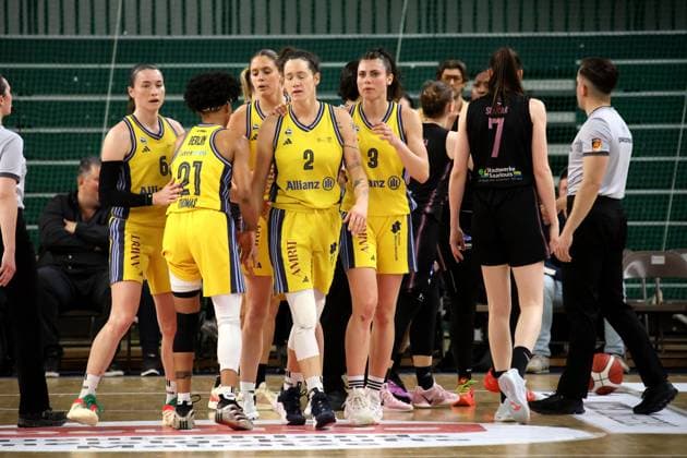 DEU, easyCredit DBBL, ALBA vs. SAARLOUIS ROYALS, 15.04.2025, Soemmeringhalle, Berlin, DEU, easyCredit DBBL, ALBA vs. SAARLOUIS ROYALS, im Bild ALBA-Spielerinenkreis Foto: Juergen Engler nordphoto GmbH