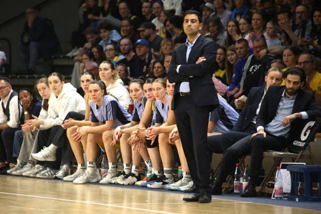 DEU, easyCredit DBBL, ALBA vs. SAARLOUIS ROYALS, 15.04.2025, Soemmeringhalle, Berlin, DEU, easyCredit DBBL, ALBA vs. SAARLOUIS ROYALS, im Bild Cheftrainer Cristo Cabrera (ALBA Berlin), ALBA-Spielerbank Foto: Juergen Engler nordphoto GmbH