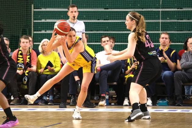 DEU, easyCredit DBBL, ALBA vs. SAARLOUIS ROYALS, 15.04.2025, Soemmeringhalle, Berlin, DEU, easyCredit DBBL, ALBA vs. SAARLOUIS ROYALS, im Bild Emily Kiser (ALBA Berlin 33), Hayley Nicole Frank (Saarlouis 43) Foto: Juergen Engler nordphoto GmbH