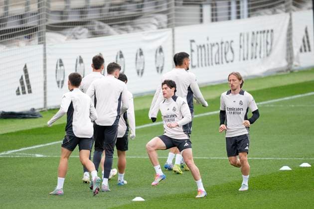 April 15, 2025, Valdebebas, Madrid, SPAIN: Fran Garcia and Luka Modric during a training session and press conference, PK, Pressekonferenz ahead of their UEFA Champions League 2024 25 quarter final second leg match at Ciudad Deportiva Real Madrid on April 15, 2025 in Valdebebas, Madrid, Spain. Valdebebas SPAIN - ZUMAa181 20250415_zaa_a181_067 Copyright: xOscarxJ.xBarrosox