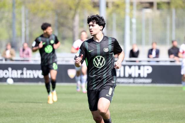 09.04.25 U19 VfB Stuttgart - U19 VfL Wolfsburg Deutschland, Stuttgart, 09.04.2025, Fussball, U19-DFB-Nachwuchsliga, U19 VfB Stuttgart - U19 VfL Wolfsburg: Darwin Soylu (VfL Wolfsburg). *** 09 04 25 U19 VfB Stuttgart U19 VfL Wolfsburg Germany, Stuttgart, 09 04 2025, Football, U19 DFB Youth League, U19 VfB Stuttgart U19 VfL Wolfsburg Darwin Soylu VfL Wolfsburg