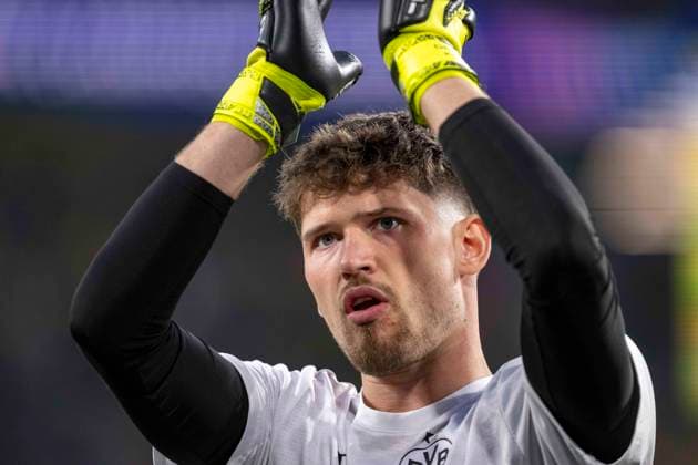 15.04.2025, Borussia Dortmund vs. FC Barcelona, Barca UEFA Champions League, Viertelfinale, Rückspiel: Dortmunds Torwart Gregor Kobel wärmt sich auf. Wichtiger Hinweis: Gemaess den Vorgaben der UEFA ist es untersagt, in dem Stadion und oder vom Spiel angefertigte Fotoaufnahmen in Form von Sequenzbildern und oder videoaehnlichen Fotostrecken zu verwerten bzw. verwerten zu lassen. Copyright: xDavidxInderliedx