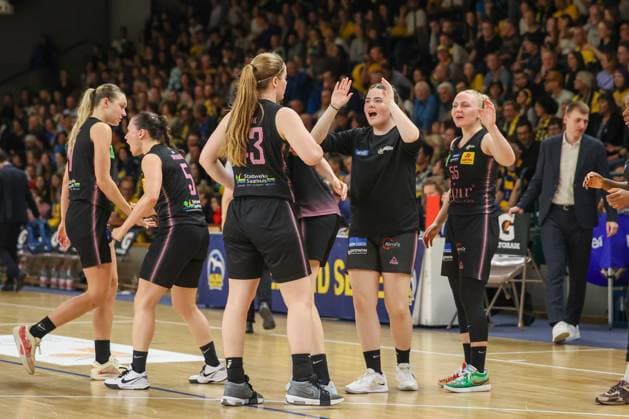 Team Saarlouis nach dem Punkt Gewinn Alba Damen vs Saarlouis Royals , 1.Bundesliga, DBBL-Playoffs, Halbfinale 5. Spiel, 15.04.2025 Berlin Berlin Deutschland Copyright: xFootbowl ThomasxSobotzkix
