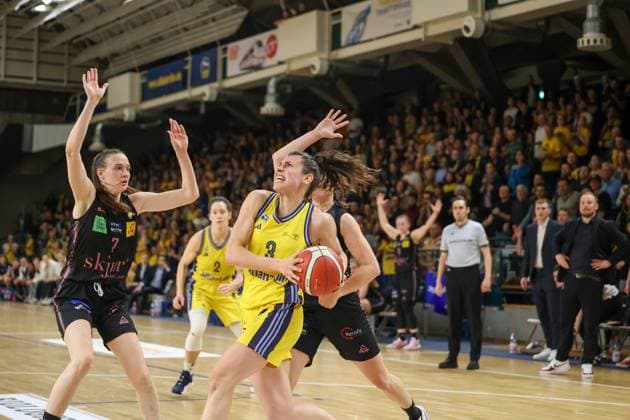 Theresa Simon (Alba Berlin Damen, 03)sett sich mkit dem Ball durch, Alba Damen vs Saarlouis Royals , 1.Bundesliga, DBBL-Playoffs, Halbfinale 5. Spiel, 15.04.2025 Berlin Berlin Deutschland Copyright: xFootbowl ThomasxSobotzkix