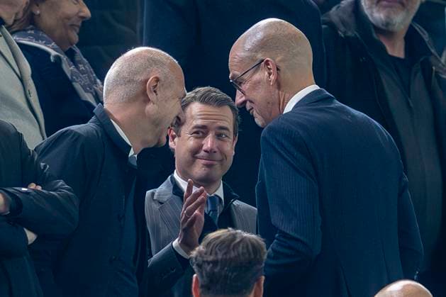 15.04.2025, Borussia Dortmund vs. FC Barcelona, Barca UEFA Champions League, Viertelfinale, Rückspiel: DFB-Präsident Bernd Neuendorf (l-r), Dortmunds Geschäftsführer Lars Ricken und Carsten Cramer unterhalten sich. Wichtiger Hinweis: Gemaess den Vorgaben der UEFA ist es untersagt, in dem Stadion und oder vom Spiel angefertigte Fotoaufnahmen in Form von Sequenzbildern und oder videoaehnlichen Fotostrecken zu verwerten bzw. verwerten zu lassen. Copyright: xDavidxInderliedx