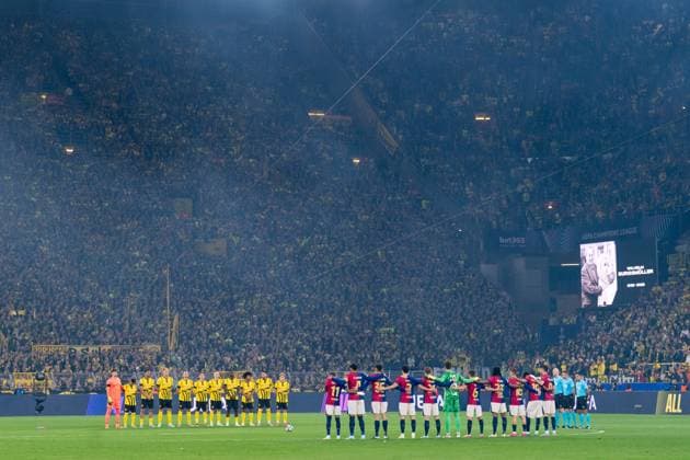 2025-04-15 Borussia Dortmund v FC Barcelona, Barca - UEFA Champions League 2024 25 Quarter Final Second Leg DORTMUND, GERMANY - APRIL 15: Teams of Borussia Dortmund and FC Barcelona during a minute of silence for Wilhelm Burgsmuller prior to the UEFA Champions League 2024 25 Quarter Final Second Leg match between Borussia Dortmund and FC Barcelona at BVB Stadion Dortmund on April 15, 2025 in Dortmund, Germany. Dortmund BVB Stadion Dortmund Germany Content not available for redistribution in The Netherlands directly or indirectly through any third parties. Copyright: xJorisxVerwijstx