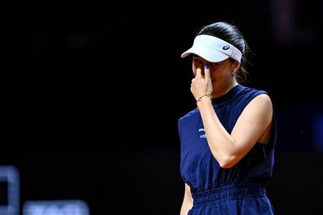 Eva Lys (Germany) gestikuliert, gestik bei dem Spiel zwischen Eva Lys (Germany) vs Jasmine Paolini (Italy) waehrend des Porsche Tennis Grand Prix Stuttgart 2025 - Day 2 in der Porsche Arena am 15. April 2025 in Stuttgart, Deutschland. (Foto von Harry Langer DeFodi Images) Eva Lys (Germany) gestures at the match between Eva Lys (Germany) vs Jasmine Paolini (Italy) during the Porsche Tennis Grand Prix Stuttgart 2025 - Day 2 at Porsche Arena on April 15, 2025 in Stuttgart, Germany. (Photo by Harry Langer DeFodi Images) . (Photo by Harry Langer DeFodi Images) .