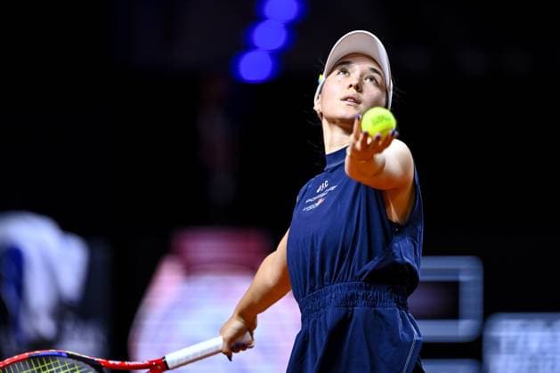 Eva Lys (Germany) in Aktion, am Ball, Einzelaktion bei dem Spiel zwischen Eva Lys (Germany) vs Jasmine Paolini (Italy) waehrend des Porsche Tennis Grand Prix Stuttgart 2025 - Day 2 in der Porsche Arena am 15. April 2025 in Stuttgart, Deutschland. (Foto von Harry Langer DeFodi Images) Eva Lys (Germany) controls the Ball at the match between Eva Lys (Germany) vs Jasmine Paolini (Italy) during the Porsche Tennis Grand Prix Stuttgart 2025 - Day 2 at Porsche Arena on April 15, 2025 in Stuttgart, Germany. (Photo by Harry Langer DeFodi Images) . (Photo by Harry Langer DeFodi Images) .