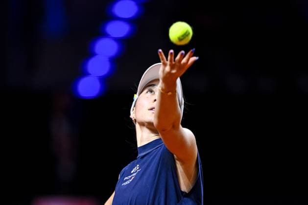 Eva Lys (Germany) in Aktion, am Ball, Einzelaktion bei dem Spiel zwischen Eva Lys (Germany) vs Jasmine Paolini (Italy) waehrend des Porsche Tennis Grand Prix Stuttgart 2025 - Day 2 in der Porsche Arena am 15. April 2025 in Stuttgart, Deutschland. (Foto von Harry Langer DeFodi Images) Eva Lys (Germany) controls the Ball at the match between Eva Lys (Germany) vs Jasmine Paolini (Italy) during the Porsche Tennis Grand Prix Stuttgart 2025 - Day 2 at Porsche Arena on April 15, 2025 in Stuttgart, Germany. (Photo by Harry Langer DeFodi Images) . (Photo by Harry Langer DeFodi Images) .
