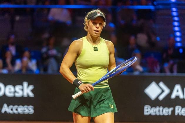 Laura Siegemund blickt zu ihrem Trainer, Jule Niemeier vs. Laura Siegemund, Tennis, Porsche Tennis Grand Prix, Center Court, Einzel Frauen, Sechzehntelfinale, Spielzeit 2025, 15.04.2025, Jule Niemeier vs. Laura Siegemund, Tennis, Porsche Tennis Grand Prix, Center Court, Einzel Frauen, Sechzehntelfinale, Spielzeit 2025, 15.04.2025, Stuttgart Copyright: xEibner-Pressefoto EdwardxCheungx EP_ECG
