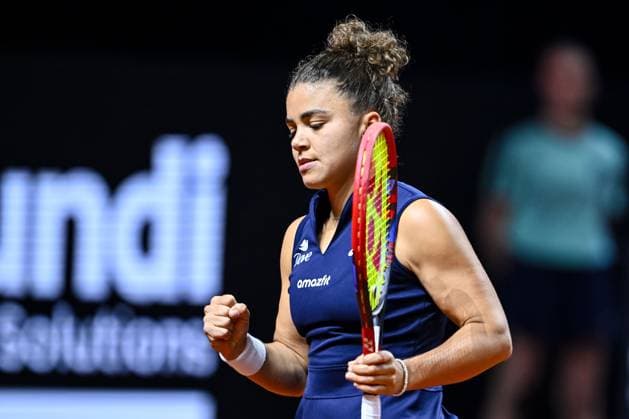 Jasmine Paolini (Italy) gestikuliert, gestik bei dem Spiel zwischen Eva Lys (Germany) vs Jasmine Paolini (Italy) waehrend des Porsche Tennis Grand Prix Stuttgart 2025 - Day 2 in der Porsche Arena am 15. April 2025 in Stuttgart, Deutschland. (Foto von Harry Langer DeFodi Images) Jasmine Paolini (Italy) gestures at the match between Eva Lys (Germany) vs Jasmine Paolini (Italy) during the Porsche Tennis Grand Prix Stuttgart 2025 - Day 2 at Porsche Arena on April 15, 2025 in Stuttgart, Germany. (Photo by Harry Langer DeFodi Images) . (Photo by Harry Langer DeFodi Images) .
