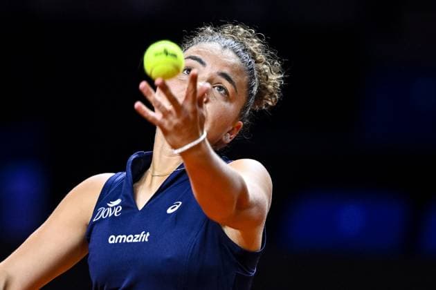 Jasmine Paolini (Italy) in Aktion, am Ball, Einzelaktion bei dem Spiel zwischen Eva Lys (Germany) vs Jasmine Paolini (Italy) waehrend des Porsche Tennis Grand Prix Stuttgart 2025 - Day 2 in der Porsche Arena am 15. April 2025 in Stuttgart, Deutschland. (Foto von Harry Langer DeFodi Images) Jasmine Paolini (Italy) controls the Ball at the match between Eva Lys (Germany) vs Jasmine Paolini (Italy) during the Porsche Tennis Grand Prix Stuttgart 2025 - Day 2 at Porsche Arena on April 15, 2025 in Stuttgart, Germany. (Photo by Harry Langer DeFodi Images) . (Photo by Harry Langer DeFodi Images) .