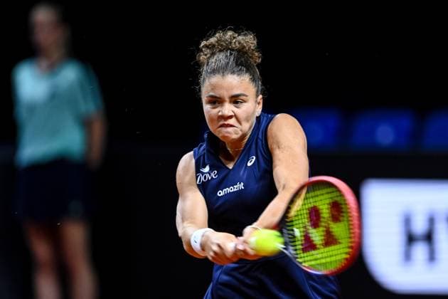 Jasmine Paolini (Italy) in Aktion, am Ball, Einzelaktion bei dem Spiel zwischen Eva Lys (Germany) vs Jasmine Paolini (Italy) waehrend des Porsche Tennis Grand Prix Stuttgart 2025 - Day 2 in der Porsche Arena am 15. April 2025 in Stuttgart, Deutschland. (Foto von Harry Langer DeFodi Images) Jasmine Paolini (Italy) controls the Ball at the match between Eva Lys (Germany) vs Jasmine Paolini (Italy) during the Porsche Tennis Grand Prix Stuttgart 2025 - Day 2 at Porsche Arena on April 15, 2025 in Stuttgart, Germany. (Photo by Harry Langer DeFodi Images) . (Photo by Harry Langer DeFodi Images) .