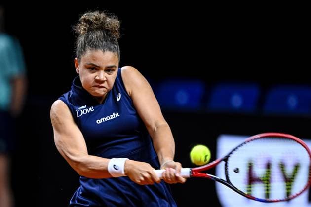 Jasmine Paolini (Italy) in Aktion, am Ball, Einzelaktion bei dem Spiel zwischen Eva Lys (Germany) vs Jasmine Paolini (Italy) waehrend des Porsche Tennis Grand Prix Stuttgart 2025 - Day 2 in der Porsche Arena am 15. April 2025 in Stuttgart, Deutschland. (Foto von Harry Langer DeFodi Images) Jasmine Paolini (Italy) controls the Ball at the match between Eva Lys (Germany) vs Jasmine Paolini (Italy) during the Porsche Tennis Grand Prix Stuttgart 2025 - Day 2 at Porsche Arena on April 15, 2025 in Stuttgart, Germany. (Photo by Harry Langer DeFodi Images) . (Photo by Harry Langer DeFodi Images) .
