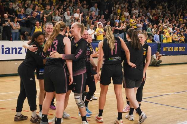 Sport Bilder des Tages Saarlouis Royals gewinnen das Halbfinale,Alba Damen vs Saarlouis Royals , 1.Bundesliga, DBBL-Playoffs, Halbfinale 5. Spiel, 15.04.2025 Berlin Berlin Deutschland Copyright: xFootbowl ThomasxSobotzkix