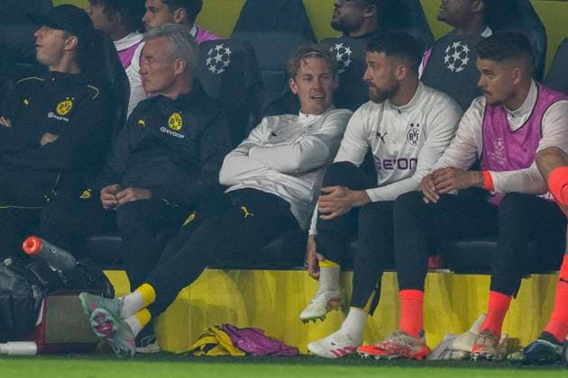 15.04.2025, Borussia Dortmund vs. FC Barcelona, Barca UEFA Champions League, Viertelfinale, Rückspiel: Dortmunds Julian Brandt sitzt auf der Ersatzbank. Wichtiger Hinweis: Gemaess den Vorgaben der UEFA ist es untersagt, in dem Stadion und oder vom Spiel angefertigte Fotoaufnahmen in Form von Sequenzbildern und oder videoaehnlichen Fotostrecken zu verwerten bzw. verwerten zu lassen. Copyright: xDavidxInderliedx
