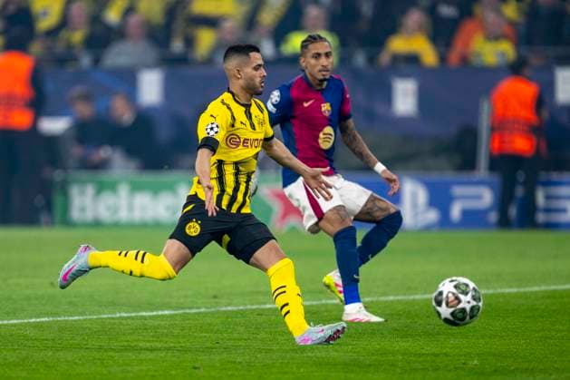 15.04.2025, Borussia Dortmund vs. FC Barcelona, Barca UEFA Champions League, Viertelfinale, Rückspiel: Dortmunds Yan Couto (l) und Barcelonas Raphinha kämpfen um den Ball. Wichtiger Hinweis: Gemaess den Vorgaben der UEFA ist es untersagt, in dem Stadion und oder vom Spiel angefertigte Fotoaufnahmen in Form von Sequenzbildern und oder videoaehnlichen Fotostrecken zu verwerten bzw. verwerten zu lassen. Copyright: xDavidxInderliedx