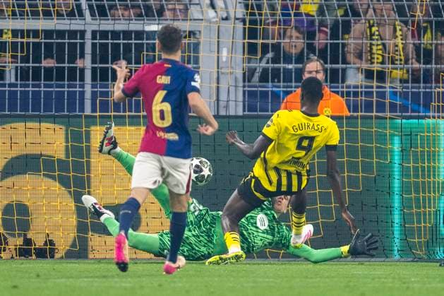 15.04.2025, Borussia Dortmund vs. FC Barcelona, Barca UEFA Champions League, Viertelfinale, Rückspiel: Dortmunds Serhou Guirassy vergibt gegen Barcelonas Torwart Wojciech Szczesny eine Torchance. Wichtiger Hinweis: Gemaess den Vorgaben der UEFA ist es untersagt, in dem Stadion und oder vom Spiel angefertigte Fotoaufnahmen in Form von Sequenzbildern und oder videoaehnlichen Fotostrecken zu verwerten bzw. verwerten zu lassen. Copyright: xDavidxInderliedx