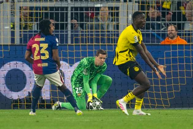 15.04.2025, Borussia Dortmund vs. FC Barcelona, Barca UEFA Champions League, Viertelfinale, Rückspiel: Barcelonas Torwart Wojciech Szczesny hält den Ball. Wichtiger Hinweis: Gemaess den Vorgaben der UEFA ist es untersagt, in dem Stadion und oder vom Spiel angefertigte Fotoaufnahmen in Form von Sequenzbildern und oder videoaehnlichen Fotostrecken zu verwerten bzw. verwerten zu lassen. Copyright: xDavidxInderliedx