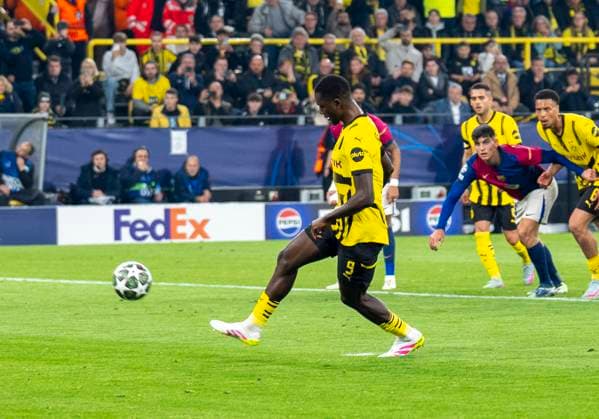 Serhou Guirassy (Borussia Dortmund, 9) lupft den Ball beim Elfmeter. Tor. Borussia Dortmund vs. FC Barcelona, Barca Fussball, UEFA Champions League Viertelfinale Rückspiel, Saison 2024 2025, 15.04.2025 DFL regulations prohibit any use of photographs as image sequences and or quasi-video. Copyright: HMBxMedia xMarcoxBader