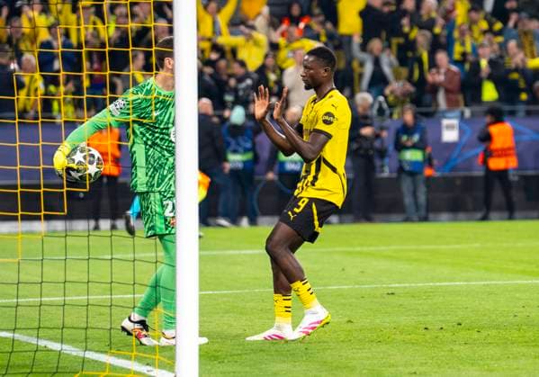 Serhou Guirassy (Borussia Dortmund, 9) fordert den Ball von Torwart, Goalkeeper Wojciech Szczesny FC Barcelona, Barca 25) nach dem Elfmeter Borussia Dortmund vs. FC Barcelona, Fussball, UEFA Champions League Viertelfinale Rückspiel, Saison 2024 2025, 15.04.2025 DFL regulations prohibit any use of photographs as image sequences and or quasi-video. Copyright: HMBxMedia xMarcoxBader
