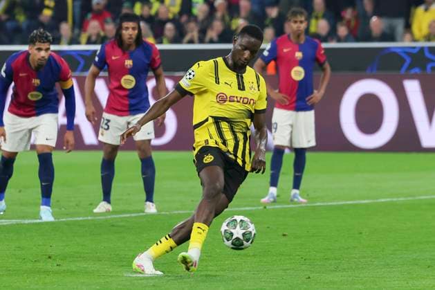 Serhou Guirassy (Borussia Dortmund) verwandelt den Foulelfmeter zum 1:0, UEFA Champions League 2024 25 Quarter Final Second Leg, Borussia Dortmund and FC Barcelona, Barca Signal Iduan Park am 15. April 2025 in Dortmund, Deutschland. (Foto von Marco Steinbrenner DeFodi Images) Serhou Guirassy (Borussia Dortmund) converts the penalty to make it 1:0, UEFA Champions League 2024 25 Quarter Final Second Leg, Borussia Dortmund and FC Barcelona, BVB Stadion Dortmund, April 15, 2025 in Dortmund, Germany. (Photo by Marco Steinbrenner DeFodi Images)