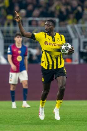 15.04.2025, Borussia Dortmund vs. FC Barcelona, Barca UEFA Champions League, Viertelfinale, Rückspiel: Dortmunds Serhou Guirassy jubelt nach seinem Tor zum 1:0. Wichtiger Hinweis: Gemaess den Vorgaben der UEFA ist es untersagt, in dem Stadion und oder vom Spiel angefertigte Fotoaufnahmen in Form von Sequenzbildern und oder videoaehnlichen Fotostrecken zu verwerten bzw. verwerten zu lassen. Copyright: xDavidxInderliedx