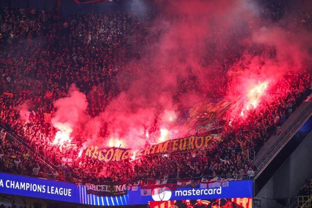 15.04.2025, Fußball, UEFA Champions League, Borussia Dortmund - FC Barcelona, Barca BVB Stadion, Viertelfinale, Saison 2024 2025: Pyrotechnik bengalisches Feuer Choreo Choreografie im Gästeblock Regulations prohibit any use of photographs as image sequences and or quasi-video. Nordrhein-Westfalen Deutschland