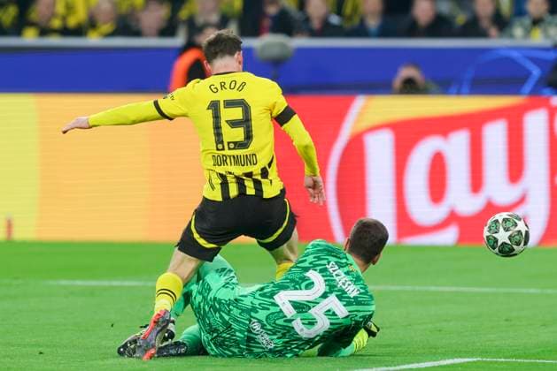 Nach diesem Foulspiel von Torhueter Wojciech Szczesny FC Barcelona, Barca an Pascal Gross (Borussia Dortmund) entscheidet der Schiedsrichter auf Elfmeter, UEFA Champions League 2024 25 Quarter Final Second Leg, Borussia Dortmund and FC Barcelona, Signal Iduan Park am 15. April 2025 in Dortmund, Deutschland. (Foto von Marco Steinbrenner DeFodi Images) After this foul by goalkeeper Wojciech Szczesny (FC Barcelona) on Pascal Gross (Borussia Dortmund), the referee awards a penalty, UEFA Champions League 2024 25 Quarter Final Second Leg, Borussia Dortmund and FC Barcelona, BVB Stadion Dortmund, April 15, 2025 in Dortmund, Germany. (Photo by Marco Steinbrenner DeFodi Images)