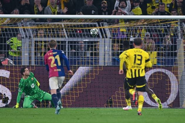 Sport Bilder des Tages 15.04.2025, Fussball, Champions League, Viertelfinale, Saison 2024 2025, Borussia Dortmund - FC Barcelona, Barca Serhou Guirassy (Borussia Dortmund) erzielt das Tor zum 1:0 per Elfmeter, xRHR-FOTO TKx Copyright: RHR-FOTOx RHR-FOTO TK