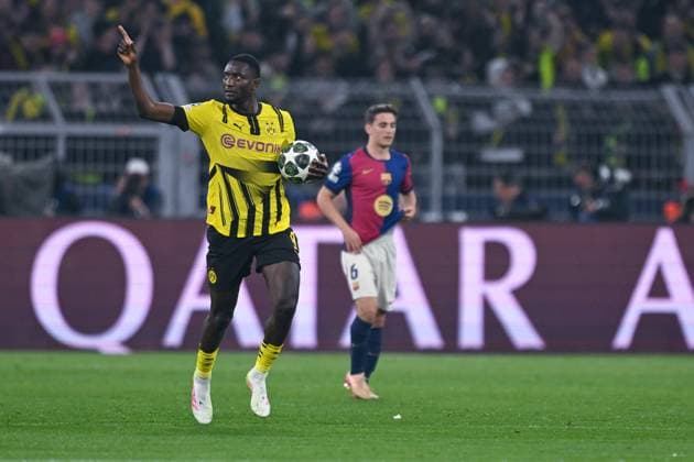 15.04.2025, Fussball, Champions League, Viertelfinale, Saison 2024 2025, Borussia Dortmund - FC Barcelona, Barca Ramy Bensebaini (Borussia Dortmund), Serhou Guirassy (Borussia Dortmund) freut sich über das Tor zum 1:0, xRHR-FOTO TKx Copyright: RHR-FOTOx RHR-FOTO TK