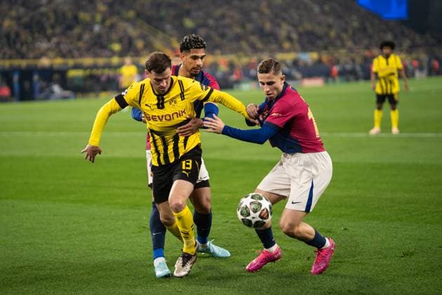 GER, UEFA Champions League, Borussia Dortmund vs FC Barcelona, Barca 15.04.2025, Signal Iduna Park, Dortmund, GER, UEFA Champions League, Borussia Dortmund vs FC Barcelona im Bild: Zweikampf zwischen Pascal Groß Gross (BV Borussia Dortmund, 13) und Ronald Araujo Araujo (FC Barcelona, 4) Fermin Lopez Fermin Lopez (FC Barcelona, 16)