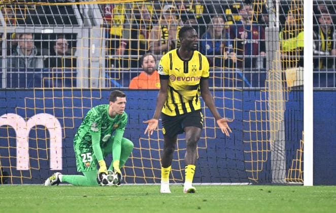 Fussball, Champions League, Deutschland, Herren, Saison 2024 2025, Viertelfinale Rückspiel, Signal Iduna Park Dortmund: Bor. Dortmund - FC Barcelona, Barca Serhou Guirassy (BVB), Wojciech Szczesny (BCN). Aktion