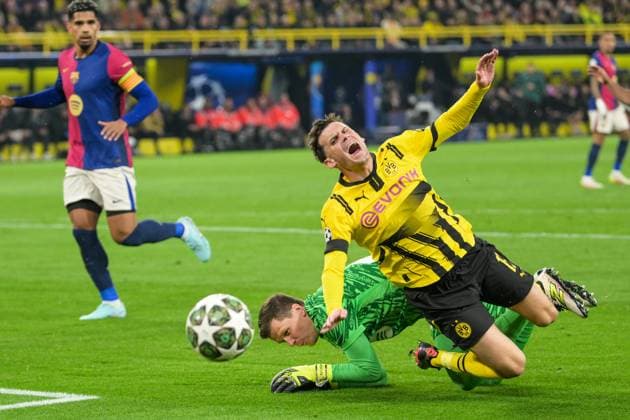 Fußball, Championsleague, 20250415, BV Borussia Dortmund - FC Barcelona, Barca Im Bild v.l. Torwart Wojciech SZCZESNY (Barcelona, 25), Pascal GROß (Dortmund, 13) Foulspiel Foul zum Elfmeter. Dortmund Signal Iduna Park Nordrhein-Westfalen Deutschland Copyright: Passion2Press MarkusxFischerx