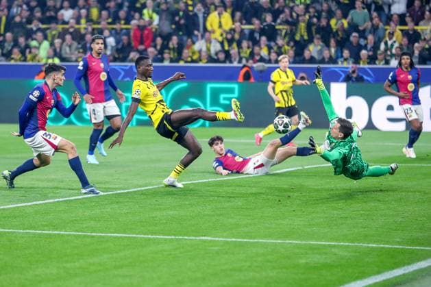 15.04.2025, Fußball, UEFA Champions League, Borussia Dortmund - FC Barcelona, Barca BVB Stadion, Viertelfinale, Saison 2024 2025: Serhou Guirassy (BVB 9) beim Schuss auf das Tor von Torwart Wojciech Szczesny (FC Barcelona 25) Regulations prohibit any use of photographs as image sequences and or quasi-video. Nordrhein-Westfalen Deutschland