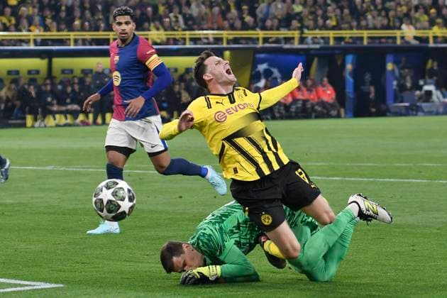 Sport Bilder des Tages Wojciech Szczesny (Barcelona 25) foult Pascal Groß ((Dortmund 13) im Strafraum, Elfmeter 15.04.2025 Fussball, Champions League, Borussia Dortmund vs FC Barcelona, Barca Signal Iduna Park, Dortmund,