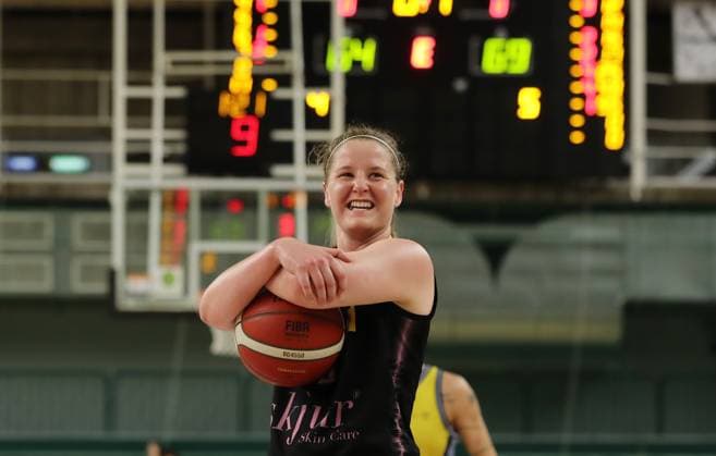 Hayley Frank in Jubelpose kurz vor Spielende Basketball DBBL Bundesliga Damen Frauen Playoff Halbfinale 5. Spiel Saison 2024 2025 15.04.2024 ALBA Berlin vs Saarlouis Royals