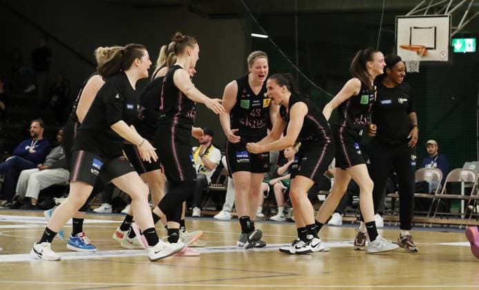 Saarländeriinen jubeln nach Spielende, feiern Einzug ins Finale Basketball DBBL Bundesliga Damen Frauen Playoff Halbfinale 5. Spiel Saison 2024 2025 15.04.2024 ALBA Berlin vs Saarlouis Royals