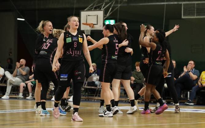 Saarländeriinen jubeln nach Spielende, feiern Einzug ins Finale Basketball DBBL Bundesliga Damen Frauen Playoff Halbfinale 5. Spiel Saison 2024 2025 15.04.2024 ALBA Berlin vs Saarlouis Royals