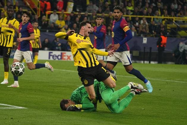 Fussball, UEFA Champions League 2024 2025, Borussia Dortmund vs. FC Bacelona 15.04.2025 , Signal Iduna Park Dortmund Pascal Gross BVB wird von Wojciech Szczesny FC Barcelona, Barca gefoult ,