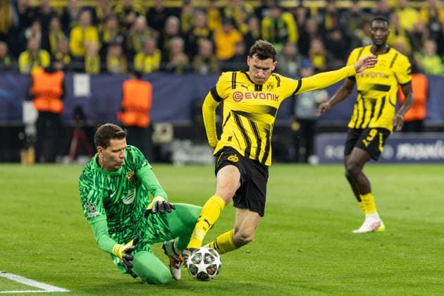 UEFA Champions League: Borussia Dortmund - FC Barcelona, Barca 15.04.2025 Wojciech Szczesny (FC Barcelona, 25), Pascal Gross (Borussia Dortmund, 13). Faul im Strafraum, Elfmeter UEFA Champions League: Borussia Dortmund - FC Barcelona; BVB Stadion Dortmund, Dortmund; 15.04.2025 Copyright: xBEAUTIFULxSPORTS Buriakovx