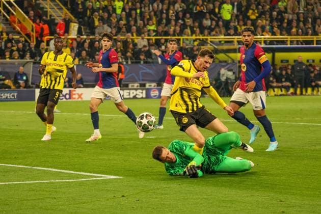 15.04.2025, xfanx, Fussball UEFA Champions League, Borussia Dortmund - FC Barcelona, Barca v.l. Pascal Groß Gross (Borussia Dortmund) wird durch Torhüter Wojciech Szczesny (FC Barcelona), was einen Elfmeter für Borussia Dortmund gibt (DFL DFB REGULATIONS PROHIBIT ANY USE OF PHOTOGRAPHS as IMAGE SEQUENCES and or QUASI-VIDEO) Dortmund