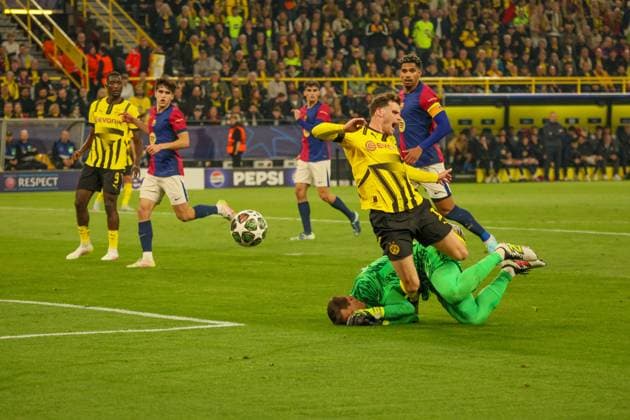 15.04.2025, xfanx, Fussball UEFA Champions League, Borussia Dortmund - FC Barcelona, Barca v.l. Pascal Groß Gross (Borussia Dortmund) wird durch Torhüter Wojciech Szczesny (FC Barcelona), was einen Elfmeter für Borussia Dortmund gibt (DFL DFB REGULATIONS PROHIBIT ANY USE OF PHOTOGRAPHS as IMAGE SEQUENCES and or QUASI-VIDEO) Dortmund